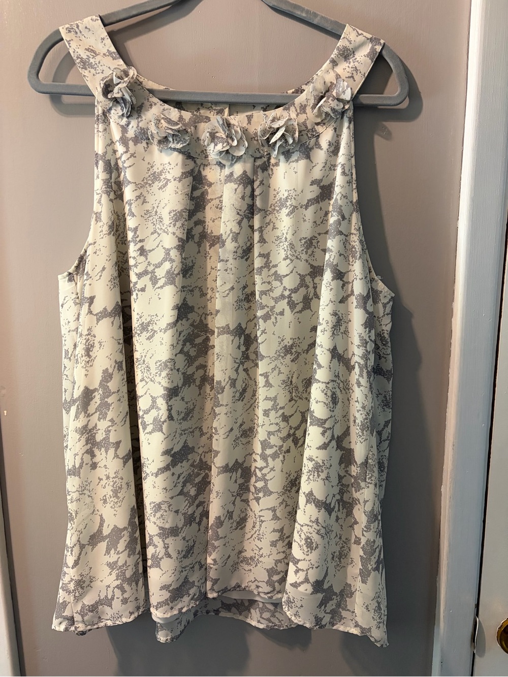 Adiva Floral Appliqué Sleeveless Camisole - White & Gray